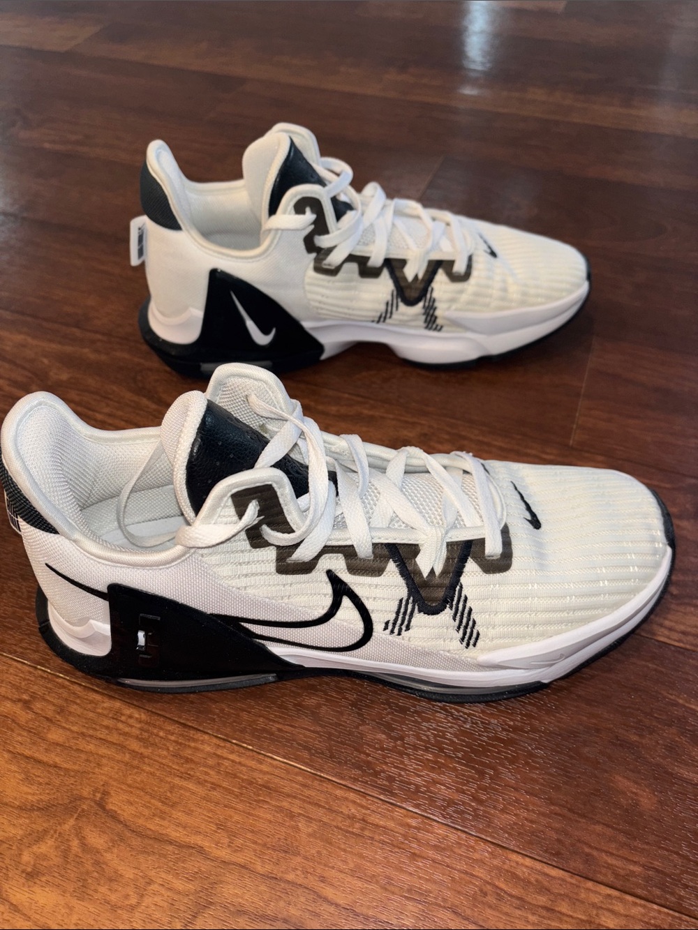 Nike LeBron Witness 6 TB Basketball Sneaker - Picture 3 of 8
